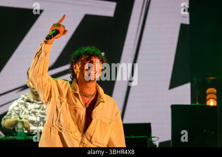 Roma, Italia - 31 maggio 2025: Rapper italiano Random, pseudonimo di Emanuele caso, si esibisce sul palco durante un evento gratuito organizzato al Parco degli Acquedotti. Foto Stock