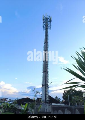 torre delle telecomunicazioni in piedi su un cielo blu brillante Foto Stock