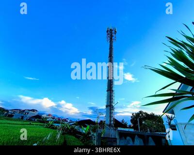 torre delle telecomunicazioni in piedi su un cielo blu brillante Foto Stock