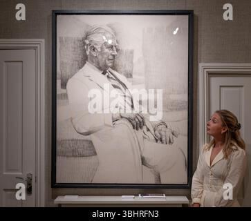 The fine Art Commissions Gallery, Londra, Regno Unito. 11 giugno 2025. Rountree Tryon e la galleria fine Art Commissions presentano quattro generazioni di ritratti della famiglia reale britannica per Classic Art London (23 giugno-4 luglio). Le opere includono: Gareth Reid (nato nel 1974). Disegno di lavoro del re Carlo III, 2019, carbone su tela. Ritratto completato in mostra permanente al castello di Hillsborough, Irlanda del Nord. Crediti: Malcolm Park/Alamy Live News Foto Stock
