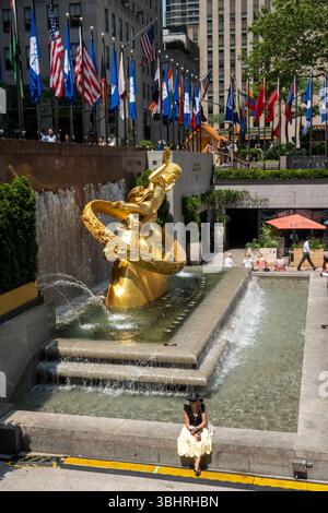 L'iconica statua di Prometheus si trova nel Rockefeller Center, New York City, USA. 2025 Foto Stock
