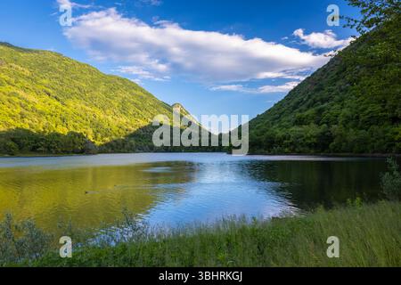 Vista di un tramonto primaverile sul Lago di Ghirla. Ghirla, Parco regionale del campo dei Fiori, Valganna, Provincia di Varese, Lombardia, Italia. Foto Stock