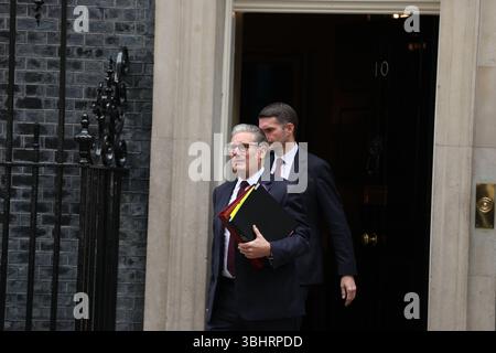 Londra, Regno Unito. 11 giugno 2025. Il primo ministro britannico Sir Keir Starmer lascia Downing Street al numero 10 per partecipare alle interrogazioni settimanali del primo ministro PMQ al Parlamento. Crediti: Uwe Deffner/Alamy Live News Foto Stock