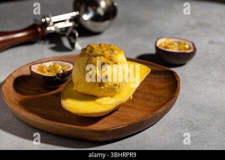 Palla di gelato al mango e alla frutta della passione Foto Stock