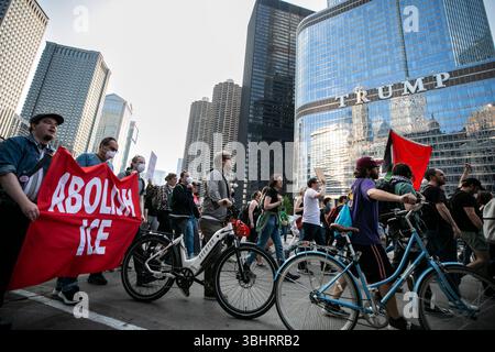 Chicago, Stati Uniti. 10 giugno 2025. I manifestanti ANTIGHIACCIO che tengono striscioni sono raffigurati in State Street nel centro di Chicago, Stati Uniti, 10 giugno 2025. Le manifestazioni contro la repressione dell'immigrazione dell'amministrazione Trump si sono intensificate e si sono diffuse ben oltre Los Angeles, con migliaia di persone che si radunano in almeno due dozzine di città entro martedì sera, hanno riferito i media statunitensi. PER ANDARE CON "Roundup: Le proteste si espandono oltre LOS ANGELES a dozzine di città statunitensi" credito: Vincent D. Johnson/Xinhua/Alamy Live News Foto Stock