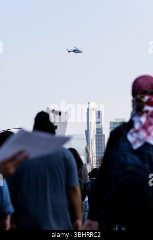 Chicago, Stati Uniti. 10 giugno 2025. Un elicottero della polizia gira intorno mentre migliaia di manifestanti anti anti-GHIACCIO marciavano nel centro di Chicago, negli Stati Uniti, il 10 giugno 2025. Le manifestazioni contro la repressione dell'immigrazione dell'amministrazione Trump si sono intensificate e si sono diffuse ben oltre Los Angeles, con migliaia di persone che si radunano in almeno due dozzine di città entro martedì sera, hanno riferito i media statunitensi. PER ANDARE CON "Roundup: Le proteste si espandono oltre LOS ANGELES a dozzine di città statunitensi" credito: Vincent D. Johnson/Xinhua/Alamy Live News Foto Stock