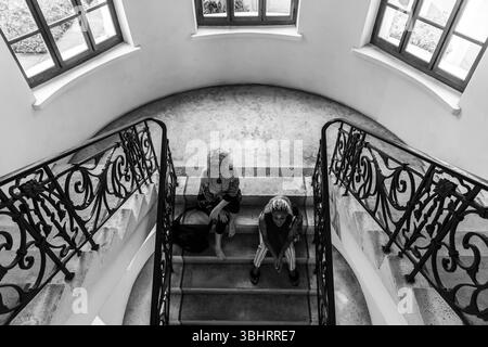 Una vecchia scala decorativa in un palazzo togolese Foto Stock