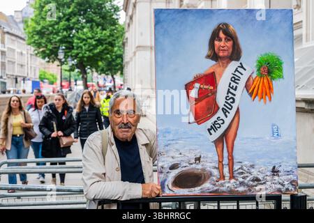 Londra, Regno Unito. 11 giugno 2025. L'artista satirico Kaya Mar fa il suo commento pittorico all'esterno - la Cancelliera dello Scacchiere, Rachel Reeves parlamentare, lascia Downing Street per presentare la sua recensione della spesa al Parlamento. Crediti: Guy Bell/Alamy Live News Foto Stock