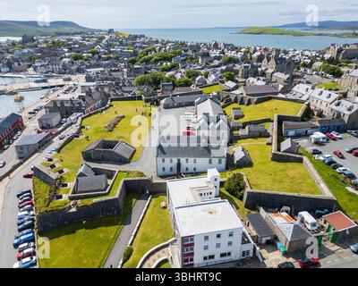 Vista aerea di Fort Charlotte a Lerwick, Shetland. Storico forte costiero del XVII secolo affacciato sul porto, catturato dall'alto in una giornata di sole. Foto Stock