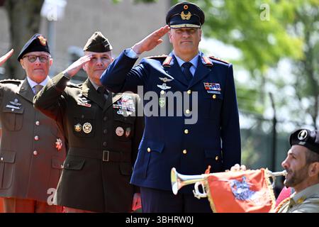 Brunssum, Paesi Bassi. 11 giugno 2025. Il generale Ingo Gerhartz (r-l), il Comandante supremo della NATO in Europa, il generale Christopher G. Cavoli e il generale italiano Guglielmo Luigi Miglietta salutano durante la cerimonia di consegna presso il Joint Force Command alleato. Gerhartz è il nuovo comandante del quartier generale della NATO a Brunssum ("Allied Joint Force Command"). Il generale tedesco è quindi a capo di uno dei quartier generali operativi dell'Alleanza in Europa nei Paesi Bassi, responsabile dell'Europa centrale e quindi del fianco orientale della NATO. Crediti: Federico Gambarini/dpa/Alamy Live News Foto Stock