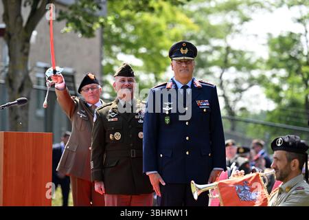 Brunssum, Paesi Bassi. 11 giugno 2025. Il generale Ingo Gerhartz (r-l), il Comandante supremo della NATO in Europa, il generale Christopher G. Cavoli e il generale italiano Guglielmo Luigi Miglietta salutano durante la cerimonia di consegna presso il comando della forza congiunta alleata. Gerhartz è il nuovo comandante del quartier generale della NATO a Brunssum ("Allied Joint Force Command"). Il generale tedesco è quindi a capo di uno dei quartier generali operativi dell'Alleanza in Europa nei Paesi Bassi, responsabile dell'Europa centrale e quindi del fianco orientale della NATO. Crediti: Federico Gambarini/dpa/Alamy Live News Foto Stock