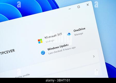 Poznan, Polonia - 6 giugno 2025: Primo piano di una schermata del desktop di Windows 11 che visualizza le impostazioni di Microsoft 365, OneDrive e Windows Update, che rappresenta m Foto Stock