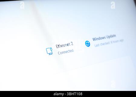 Poznan, Polonia - 6 giugno 2025: Windows 11 visualizza lo stato di connessione Ethernet 2, con informazioni su Windows Update e copia dell'interfaccia digitale pulita Foto Stock