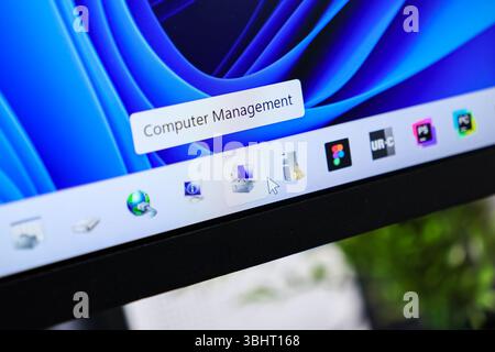 Poznan, Polonia - 6 giugno 2025: Utilità di gestione del computer sullo schermo, icona evidenziata dal mouse, per l'amministrazione del sistema, la configurazione e il supporto IT Foto Stock