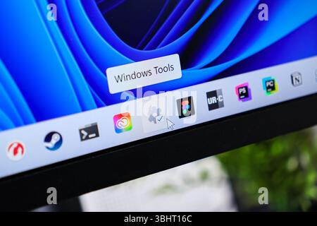 Poznan, Polonia - 6 giugno 2025: L'immagine mostra la descrizione degli strumenti di Windows sull'icona delle impostazioni di sistema, fornendo informazioni sulle funzioni amministrative e. Foto Stock