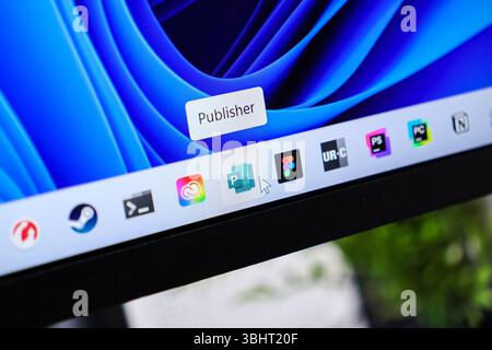 Poznan, Polonia - 6 giugno 2025: L'icona dell'applicazione Publisher viene visualizzata in modo prominente sulla barra delle applicazioni di Windows 11, che rappresenta il desktop publishing e i contenuti Foto Stock