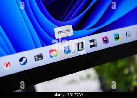 Poznan, Polonia - 6 giugno 2025: Sullo schermo del computer viene visualizzata l'icona dell'app "foto" con il cursore del mouse, che illustra l'organizzazione delle immagini digitali e il software moderno Foto Stock