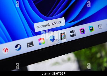 Poznan, Polonia - 6 giugno 2025: Icona dell'applicazione Microsoft Defender su un'interfaccia del sistema operativo Windows 11, che simboleggia un robusto software di sicurezza informatica Foto Stock