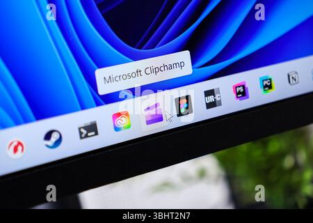Poznan, Polonia - 6 giugno 2025: Icona dell'applicazione Microsoft Clipchamp evidenziata da un cursore del mouse sul desktop del moderno sistema operativo Windows 11 Foto Stock