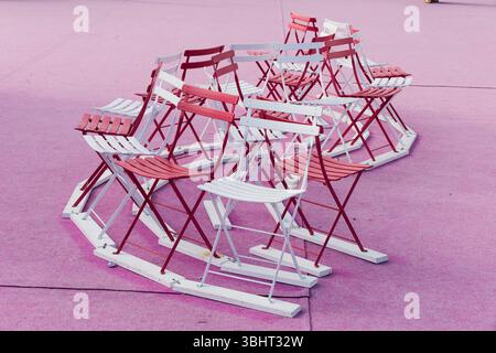 Cannes, Francia. 24 maggio 2025. Sedie da giardino pieghevoli il 24 maggio 2025 a Cannes, Francia. Credito: Gerard Crossay/Alamy Stock Photo Foto Stock