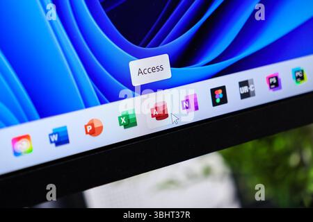 Poznan, Polonia - 6 giugno 2025: Icona di Microsoft Access sulla barra delle applicazioni di Windows 11, che mostra l'interazione del cursore del mouse con il software di gestione del database Foto Stock