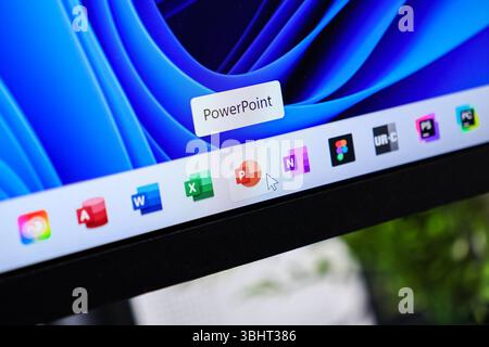 Poznan, Polonia - 6 giugno 2025: Icona dell'applicazione PowerPoint, visualizzata in modo preminente sulla barra delle applicazioni di Windows 11, che rappresenta il software essenziale per digit Foto Stock