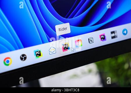 Poznan, Polonia - 6 giugno 2025: Rider Application, un ambiente di sviluppo integrato, visualizzato in modo preminente su una barra delle applicazioni di Windows, utilizzato per la moderna c Foto Stock