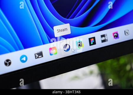 Poznan, Polonia - 6 giugno 2025: Icona dell'applicazione Steam visualizzata in modo prominente sulla barra delle applicazioni di Windows 11, con un cursore del mouse pronto a fare clic sul popolare Foto Stock