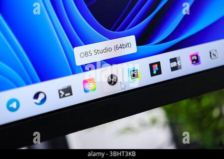 Poznan, Polonia - 6 giugno 2025: Icona dell'applicazione OBS Studio evidenziata con il cursore del mouse sulla barra delle applicazioni di Windows 11, per trasmettere flussi live e registrare Foto Stock