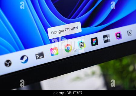 Poznan, Polonia - 6 giugno 2025: Icona del browser Google Chrome evidenziata con il cursore del mouse e descrizione sul desktop di Windows 11, che simboleggia la navigazione online Foto Stock