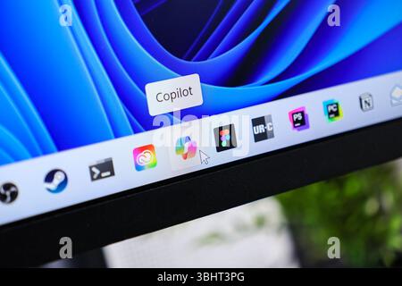 Poznan, Polonia - 6 giugno 2025: Applicazione Copilot su barra delle applicazioni di Windows 11, passaggio del mouse, presentazione dell'intelligenza artificiale per una maggiore produttività e un flusso di lavoro digitale Foto Stock