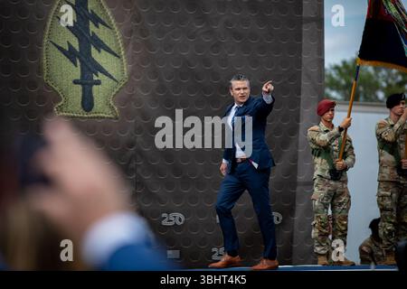 Il Segretario alla difesa degli Stati Uniti Pete Hegseth punta verso i membri del servizio durante la 250th Birthday Celebration dell'esercito a Fort Bragg, N.C., 10 giugno 2025. L'evento celebra il 250° compleanno dell'esercito degli Stati Uniti e onora la dedizione e il servizio dei soldati americani. (Foto dell'esercito degli Stati Uniti di PFC. Jaquari Lindsey) Foto Stock