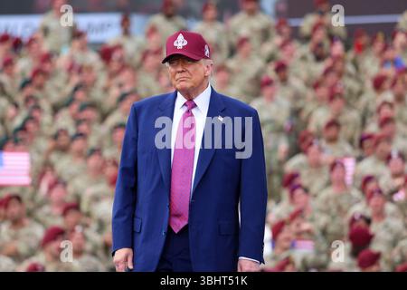 Il presidente degli Stati Uniti Donald J. Trump saluta i partecipanti all'Army 250 Birthday Celebration a Fort Bragg, N.C., 10 giugno 2025. Trump si è Unito ai Service Members, alle loro famiglie e ai membri della comunità in commemorazione del 250° compleanno dell'esercito degli Stati Uniti. Fort Bragg riflette sulla ricca storia e sull'eredità di servizio, sacrificio e dedizione. (Foto U.S. Army di PFC. Alexis Fischer) Foto Stock