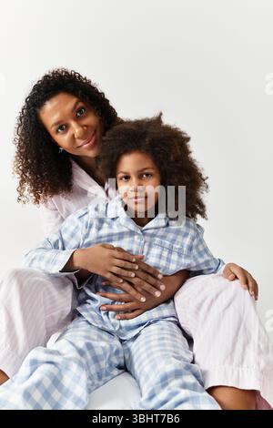 Una bella madre afroamericana coccola sua figlia. Foto Stock