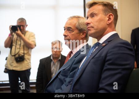Londra, Regno Unito. 10 giugno 2025. Nigel Farage, leader del Regno Unito per la riforma, e David Bull, presidente del Regno Unito per la riforma, hanno partecipato a una conferenza stampa per annunciare la nomina del nuovo Chai Foto Stock