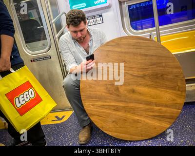 Schlepping nella metropolitana di New York mercoledì 4 giugno 2025. (© Frances M. Roberts) Foto Stock