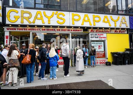 Alimentata da social media e blog di cibo, domenica 1 giugno 2025, di fronte all'Upper West Side Gray's Papaya, nel quartiere Upper West Side di New York. (© Richard B. Levine) Foto Stock