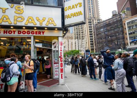 Alimentata da social media e blog di cibo, domenica 1 giugno 2025, di fronte all'Upper West Side Gray's Papaya, nel quartiere Upper West Side di New York. (© Richard B. Levine) Foto Stock