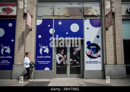 La gente passa davanti alla futura casa di una filiale della società cinese del caffè, Luckin Coffee a Chelsea, New York, domenica 8 giugno 2025. Questa è la seconda sede degli Stati Uniti con l'altra situata nell'East Village. Luckin ha più negozi in Asia che Starbucks. (© Richard B. Levine) Foto Stock