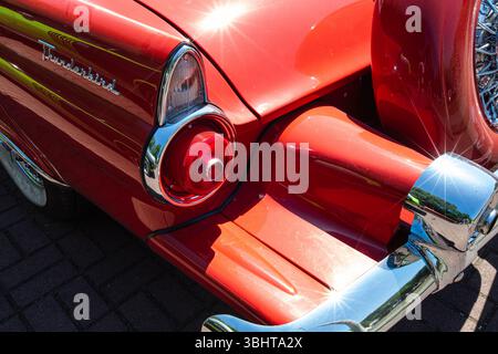 Luce di posizione posteriore e lato posteriore di una Ford Thunderbird 1955 rossa d'epoca Foto Stock