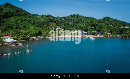 Spiaggia e molo sull'isola di Roatan al largo della costa dell'Honduras Foto Stock