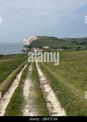 3 MAGGIO 2025 - Freshwater, Isola di Wight, Regno Unito - Una vista dalle colline orientali dell'Isola di Wight che guarda in basso verso Freshwater Bay Foto Stock