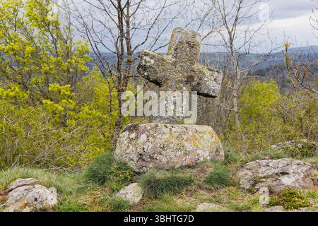 Murol, Francia. 24 aprile 2024. Roche Romaine il 24 aprile 2024 a Murol, Francia. Credito: Gerard Crossay/Alamy Stock Photo Foto Stock