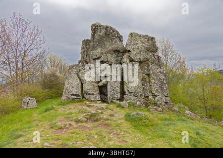Murol, Francia. 24 aprile 2024. Roche Romaine il 24 aprile 2024 a Murol, Francia. Credito: Gerard Crossay/Alamy Stock Photo Foto Stock
