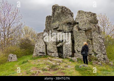 Murol, Francia. 24 aprile 2024. Roche Romaine il 24 aprile 2024 a Murol, Francia. Credito: Gerard Crossay/Alamy Stock Photo Foto Stock