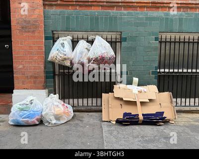 Londra, Regno Unito. 11 giugno 2025. Spazzatura nel quartiere Westminster di Londra. Credito: Julia Kilian/dpa/Alamy Live News Foto Stock