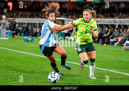 Clare Hunt dei Matildas (a destra) e Catalina Roggerone dell'Argentina (a sinistra) hanno gareggiato per il pallone durante la partita tra Australia e Argentina al punteggio finale del Marvel Stadium; Australia 2 - 0 Argentina. Foto Stock