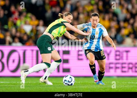 Winonah Heatley dei Matildas (a sinistra) e Maricel Peyreyra dell'Argentina (a destra) si sono visti gareggiare per il pallone durante la partita tra Australia e Argentina al punteggio finale del Marvel Stadium; Australia 2-0 Argentina. Foto Stock