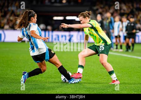 Kahli Johnson dei Matildas (a destra) e Catalina Roggerone dell'Argentina (a sinistra) ha visto competere per il pallone durante la partita tra Australia e Argentina al punteggio finale del Marvel Stadium; Australia 2-0 Argentina. Foto Stock