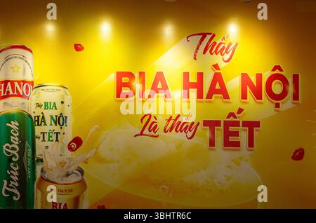 Un grande spot giallo per la birra Hanoi (Bia Hanoi) al nuovo anno lunare (Tet) ad Hanoi, Vietnam. Foto Stock